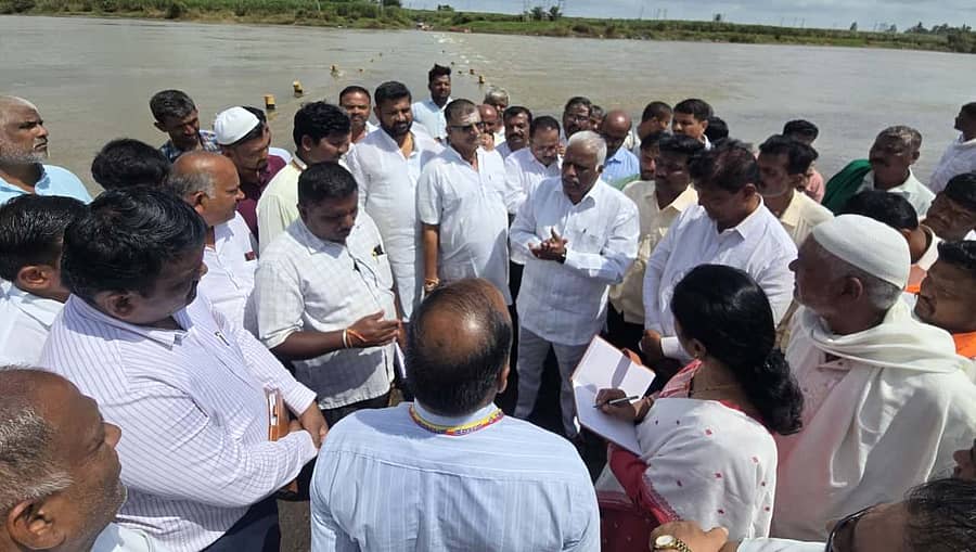 ಮೂಡಲಗಿ ತಾಲ್ಲೂಕಿನ ಘಟಪ್ರಭಾ ನದಿ  ಪ್ರವಾಹ ಪೀಡಿತ ಗ್ರಾಮಗಳಿಗೆ ರಾಜ್ಯಸಭಾ ಸದಸ್ಯ ಈರಣ್ಣ ಕಡಾಡಿ ಭೇಟಿ ನೀಡಿ ಪ್ರವಾಹದಿಂದ ಉಂಟಾದ ಹಾನಿಯನ್ನು ಪರಿಶೀಲಿಸಿದರು