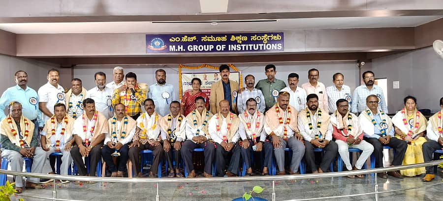 <div class="paragraphs"><p>ಸ್ವಾಭಿಮಾನ ಸೇವಾ ಸಮಿತಿಯು ರಾಮನಗರದ ಎಂ.ಎಚ್. ಕಾಲೇಜು ಸಭಾಂಗಣದಲ್ಲಿ ಹಮ್ಮಿಕೊಂಡಿದ್ದ ಕಾರ್ಯಕ್ರಮದಲ್ಲಿ ನಿವೃತ್ತ ನೌಕರರಿಗೆ ಗಣ್ಯರು ಸನ್ಮಾನಿಸಿದರು.&nbsp;ನಿವೃತ್ತ ಪೊಲೀಸ್ ಅಧೀಕ್ಷಕ ಸಿದ್ದರಾಮಯ್ಯ,&nbsp;ದಲಿತ ಸಂಘಟನೆಗಳ ಒಕ್ಕೂಟದ ಅಧ್ಯಕ್ಷ ಶಿವಕುಮಾರ ಸ್ವಾಮಿ, ಸಮಿತಿ ಅಧ್ಯಕ್ಷ ಎಸ್. ಗವಿಯಯ್ಯ, ಹಾಗೂ ಇತರರು ಇದ್ದಾರೆ</p></div>