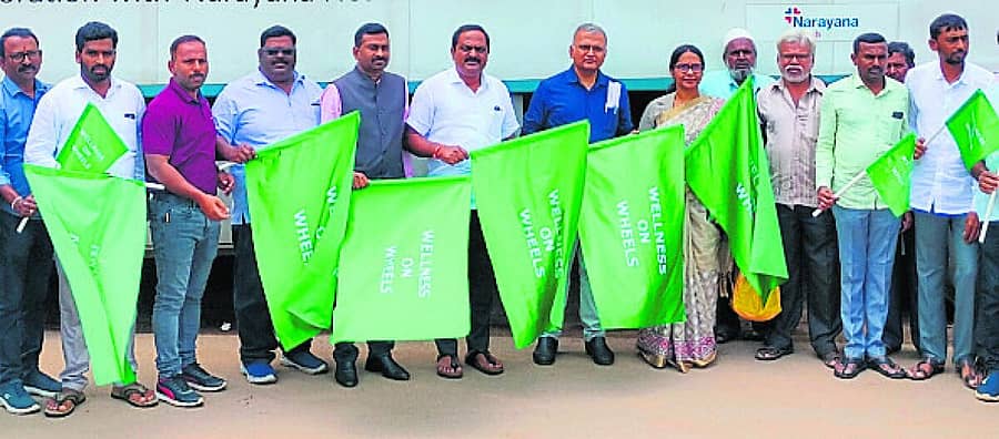 <div class="paragraphs"><p>ಕಡೂರು ಪಟ್ಟಣದ ಸಾರ್ವಜನಿಕ ಆಸ್ಪತ್ರೆಯ ಮುಂಭಾಗದಲ್ಲಿ ಬುಧವಾರ<br>ನಡೆದ ಆರೋಗ್ಯ ತಪಾಸಣಾ ಶಿಬಿರಕ್ಕೆ ಶಾಸಕ ಕೆ.ಎಸ್.ಆನಂದ್ ಹಸಿರು ಬಾವುಟ ತೋರಿ ಚಾಲನೆ ನೀಡಿದರು</p></div>