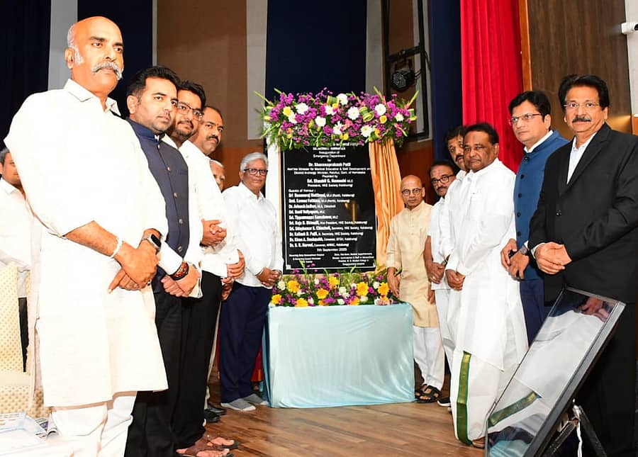 ಬಸವೇಶ್ವರ ಆಸ್ಪತ್ರೆಯಲ್ಲಿ ಸ್ಥಾಪಿಸಿದ ತುರ್ತು ಚಿಕಿತ್ಸಾ ಘಟಕದ ಉದ್ಘಾಟನಾ ಫಲಕವನ್ನು ಕಲಬುರಗಿಯ ಎಂಆರ್‌ಎಂಸಿ ಸ್ಯಾಕ್‌ ಸಭಾಂಗಣದಲ್ಲಿ ಸಚಿವ ಡಾ.ಶರಣಪ್ರಕಾಶ ಪಾಟೀಲ ಅನಾವರಣಗೊಳಿಸಿದರು. ಶಶೀಲ್‌ ನಮೋಶಿ, ತಿಪ್ಪಣ್ಣಪ್ಪ ಕಮಕನೂರ, ಅವಿನಾಶ ಜಾಧವ, ಬಸವರಾಜ ಮತ್ತಿಮಡು ಸೇರಿದಂತೆ ಹಲವರು ಇದ್ದಾರೆ