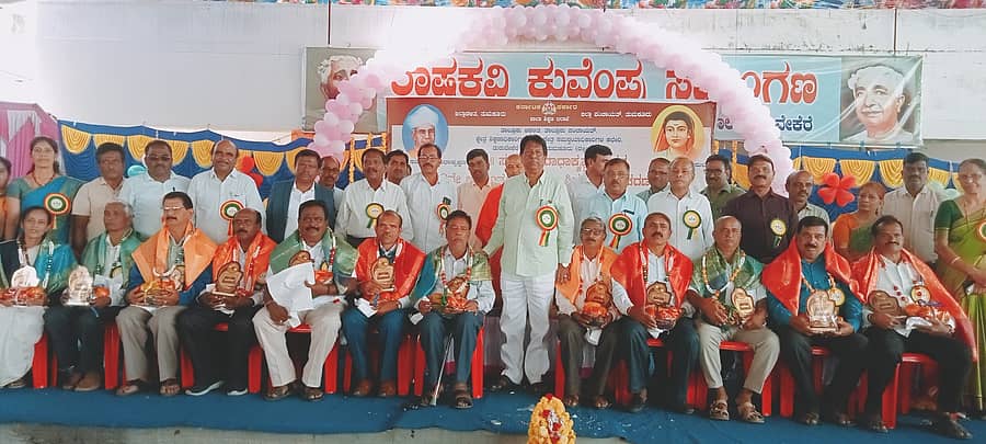 ತುರುವೇಕೆರೆ ಜಿಜೆಸಿ ಕುವೆಂಪು ಸಭಾಂಗಣದಲ್ಲಿ ನಡೆದ ಶಿಕ್ಷಕರ ದಿನಾಚರಣೆಯಲ್ಲಿ ನಿವೃತ್ತ ಶಿಕ್ಷಕರನ್ನು ಸನ್ಮಾನಿಸಲಾಯಿತು