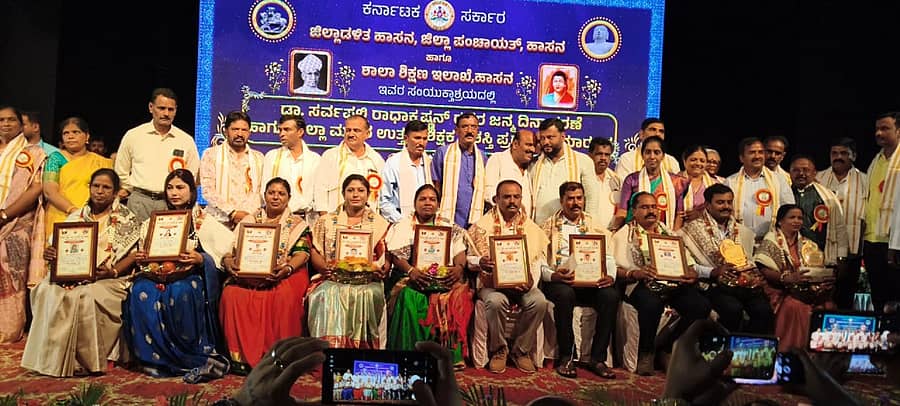 ಹಾಸನದ ಹಾಸನಾಂಬ ಕಲಾಕ್ಷೇತ್ರದಲ್ಲಿ ಶುಕ್ರವಾರ ಆಯೋಜಿಸಿದ್ದ ಶಿಕ್ಷಕರ ದಿನಾಚರಣೆಯಲ್ಲಿ ಜಿಲ್ಲಾ ಮಟ್ಟದ ಅತ್ಯುತ್ತಮ ಶಿಕ್ಷಕ ಪ್ರಶಸ್ತಿ ಪ್ರದಾನ ಮಾಡಲಾಯಿತು