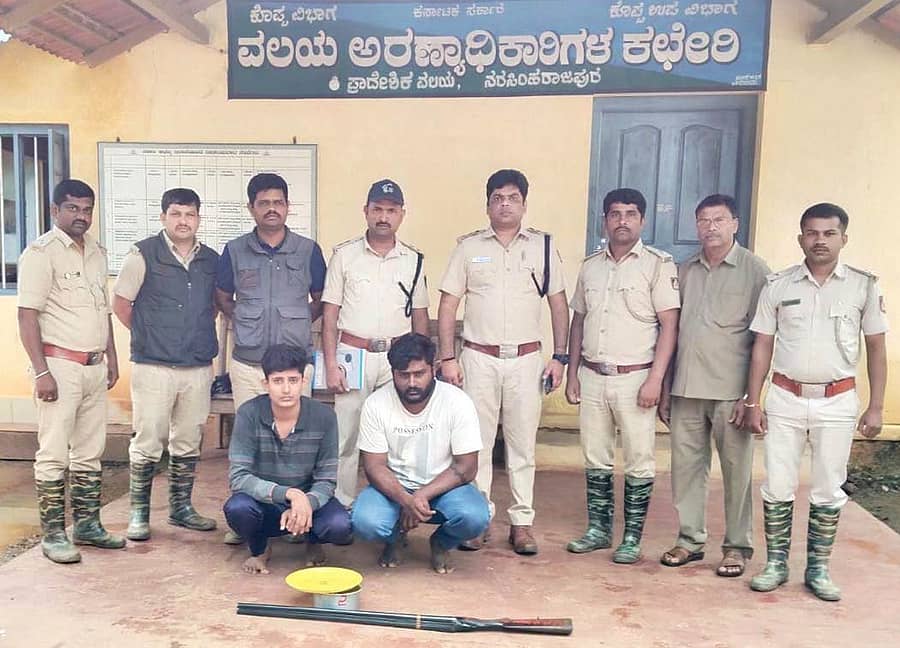 ನರಸಿಂಹರಾಜಪುರ ತಾಲ್ಲೂಕು ಆರಂಬಳ್ಳಿ ಅರಣ್ಯ ಪ್ರದೇಶದಲ್ಲಿ ಜಿಂಕೆ ಕೊಂದ ಆರೋಪಿಗಳನ್ನು ಅರಣ್ಯ ಇಲಾಖೆಯವರು ಬಂಧಿಸಿದರು