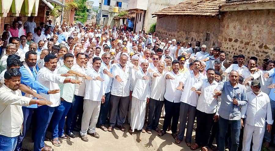 ಹುಕ್ಕೇರಿ ತಾಲ್ಲೂಕಿನ ಗುಡಸ್ ಗ್ರಾಮದಲ್ಲಿ ಗ್ರಾಮಸ್ಥರು ರಮೇಶ್ ಕತ್ತಿ ಮತ್ತು ಎ.ಬಿ.ಪಾಟೀಲ ಬಣ ಬೆಂಬಲಿಸುತ್ತೇವೆಂದು ಪ್ರಮಾಣ ಮಾಡಿದರು