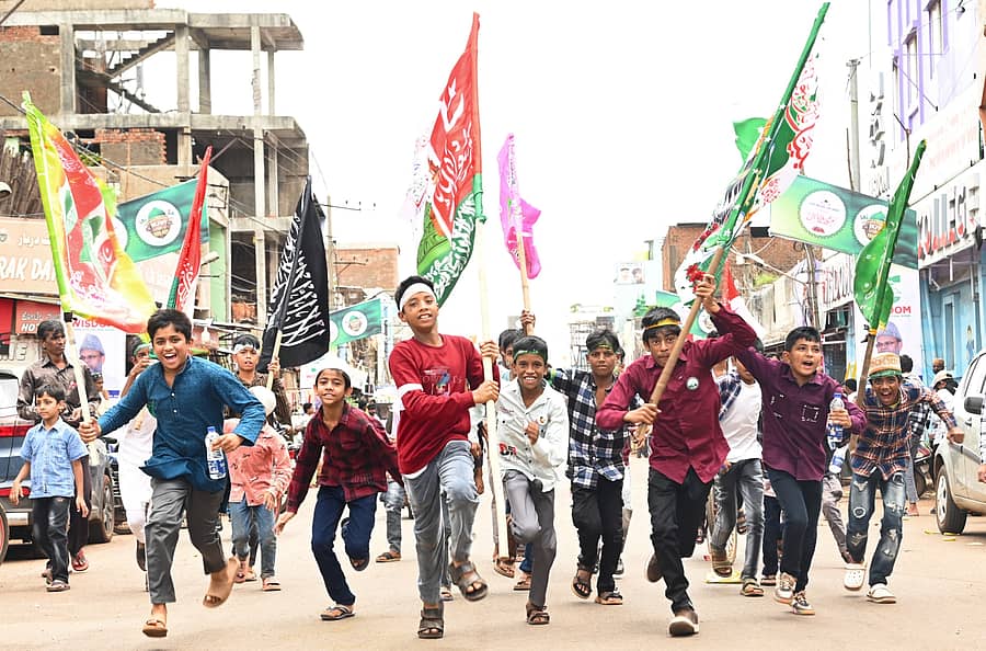 ಮೆರವಣಿಗೆಯಲ್ಲಿ ಚಿಣ್ಣರು ಧ್ವಜ ಹಿಡಿದು ಸಂಭ್ರಮಿಸಿದರು