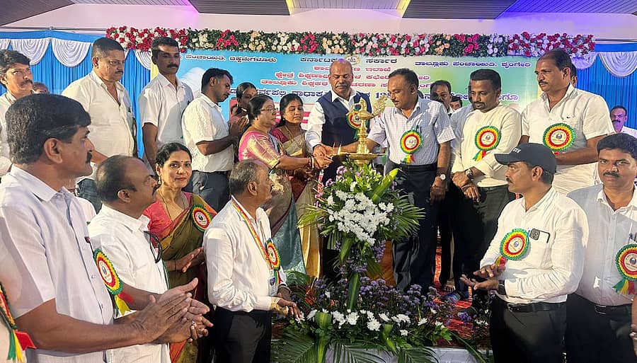 ಶೃಂಗೇರಿಯ ಆರ್ಯ ಈಡಿಗರ ಸಮುದಾಯ ಭವನದಲ್ಲಿ ಶುಕ್ರವಾರ ಸಾರ್ವಜನಿಕ ಶಿಕ್ಷಣ ಇಲಾಖೆ ಆಯೋಜಿಸಿದ್ದ ಶಿಕ್ಷಕರ ದಿನದ ಕಾರ್ಯಕ್ರಮವನ್ನು ಶಾಸಕ ಟಿ.ಡಿ.ರಾಜೇಗೌಡ ಉದ್ಘಾಟಿಸಿದರು 