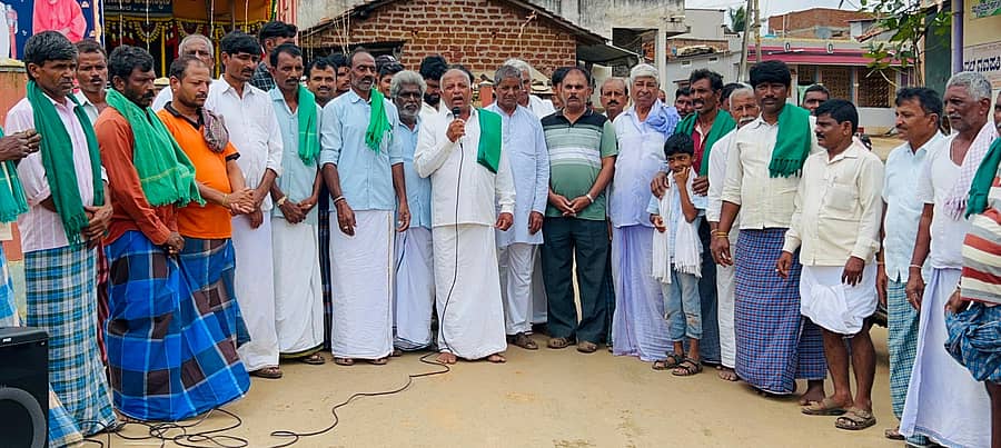 ಬ್ಯಾಡಗಿ ತಾಲ್ಲೂಕಿನ ಚಿಕ್ಕಬಾಸೂರು ಗ್ರಾಮದಲ್ಲಿ ನಡೆದ ಸಂಭ್ರಮಾಚರಣೆಯಲ್ಲಿ ರೈತ ಮುಖಂಡ ರುದ್ರಗೌಡ ಕಾಡನಗೌಡ್ರ ಮಾತನಾಡಿದರು