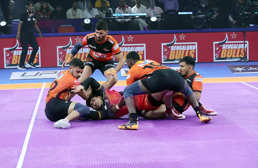 ಬೆಂಗಳೂರು ಬುಲ್ಸ್ ರೇಡರ್‌ನನ್ನು ಕ್ಯಾಚ್‌ ಮಾಡುವಲ್ಲಿ ಯಶಸ್ವಿಯಾದ ಮುಂಬಾ ಆಟಗಾರರು.