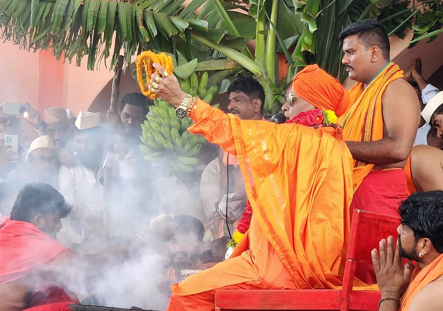 ಮಹಾಲಿಂಗಪುರದ ಚನ್ನಗಿರೇಶ್ವರ ದೇವಸ್ಥಾನದಲ್ಲಿ ಮಹಾಲಿಂಗೇಶ್ವರ ಶಿವಯೋಗಿ ರಾಜೇಂದ್ರ ಸ್ವಾಮೀಜಿ ಮಹಾಲಿಂಗೇಶ್ವರ ಜಾತ್ರೆಯ ಜಟೋತ್ಸವ ನೆರವೇರಿಸಿದರು 