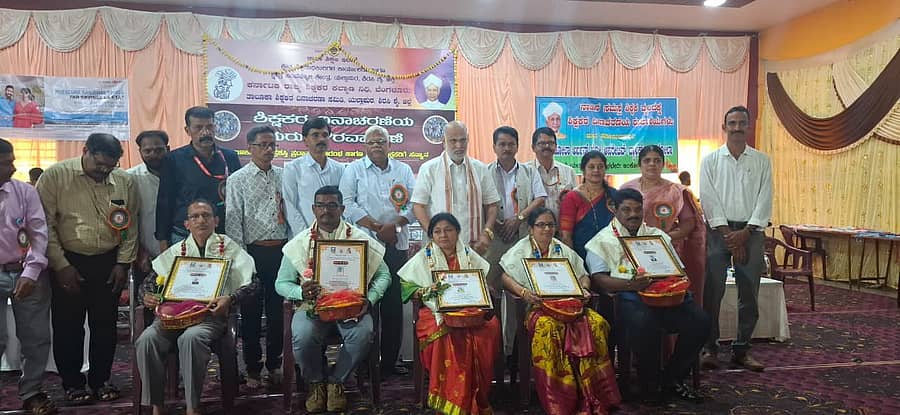 ಯಲ್ಲಾಪುರದಲ್ಲಿ ನಡೆದ ಶಿಕ್ಷಕ ದಿನಾಚರಣೆಯಲ್ಲಿ ತಾಲ್ಲೂಕುಮಟ್ಟದ ಉತ್ತಮ ಶಿಕ್ಷಕ ಪ್ರಶಸ್ತಿ ಪಡೆದ ಶಿಕ್ಷಕರನ್ನು ಸನ್ಮಾನಿಸಲಾಯಿತು 