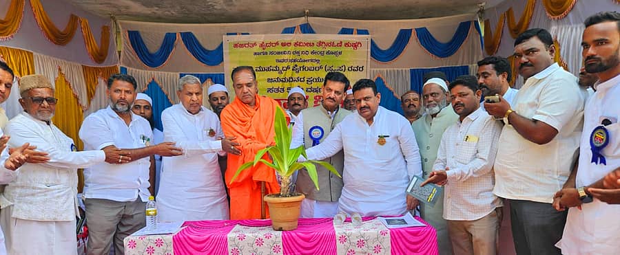 ಕುಷ್ಟಗಿಯಲ್ಲಿ ಪೈಗಂಬರ್ ಜನ್ಮದಿನ ನಿಮಿತ್ತ ಏರ್ಪಡಿಸಿದ್ದ ರಕ್ತದಾನ ಶಿಬಿರವನ್ನು ಶಾಸಕ ದೊಡ್ಡನಗೌಡ ಪಾಟೀಲ ಉದ್ಘಾಟಿಸಿದರು. ಕರಿಬಸವ ಸ್ವಾಮೀಜಿ ಇದ್ದರು