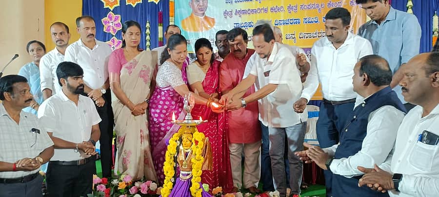 ಕೊಪ್ಪ ಪುರಭವನದಲ್ಲಿ ಹಮ್ಮಿಕೊಂಡಿದ್ದ ತಾಲ್ಲೂಕು ಮಟ್ಟದ ಶಿಕ್ಷಕರ ದಿನಾಚರಣೆಯನ್ನು ಪಟ್ಟಣ ಪಂಚಾಯಿತಿ ಅಧ್ಯಕ್ಷೆ ಎಚ್.ಆರ್.ರೇಖಾ ಉದ್ಘಾಟಿಸಿದರು