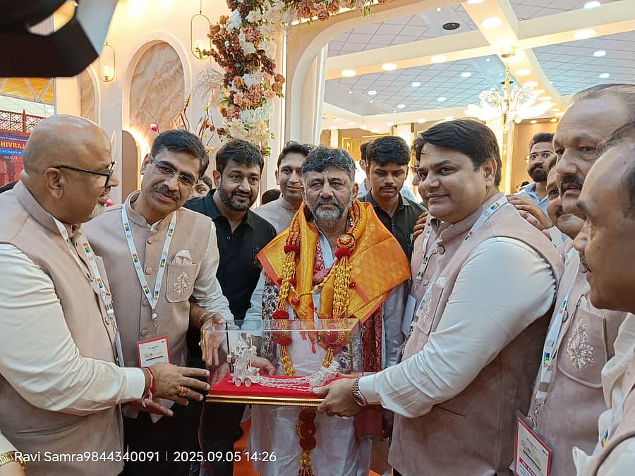 ‘ಜೀತೋ ಜೇವರ್ ಎಕ್ಸ್ ಪೋ ಆ್ಯಂಡ್ ಬ್ರೈಡಲ್ ಸ್ಟೋರಿ’ ಪ್ರದರ್ಶನದಲ್ಲಿ ಡಿ.ಕೆ. ಶಿವಕುಮಾರ್‌ ಅವರನ್ನು ಗೌರವಿಸಲಾಯಿತು