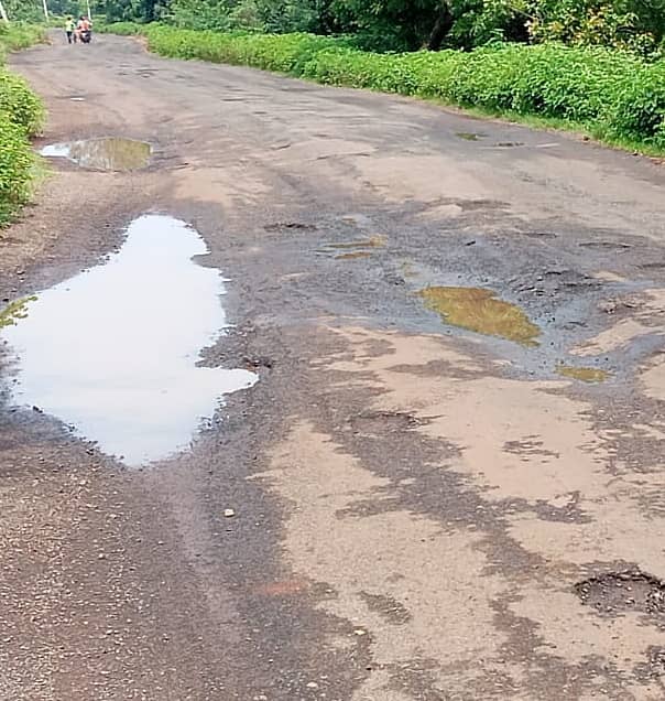 ಚಿಟಗುಪ್ಪ ತಾಲ್ಲೂಕಿನ ಉಡಬಾಳ ಗ್ರಾಮದಿಂದ ಚಿಟಗುಪ್ಪ ಪಟ್ಟಣಕ್ಕೆ ಸಂಪರ್ಕ ಕಲ್ಪಿಸುವ ರಸ್ತೆಯಲ್ಲಿ ಬಿದ್ದಿರುವ ಗುಂಡಿಗಳು