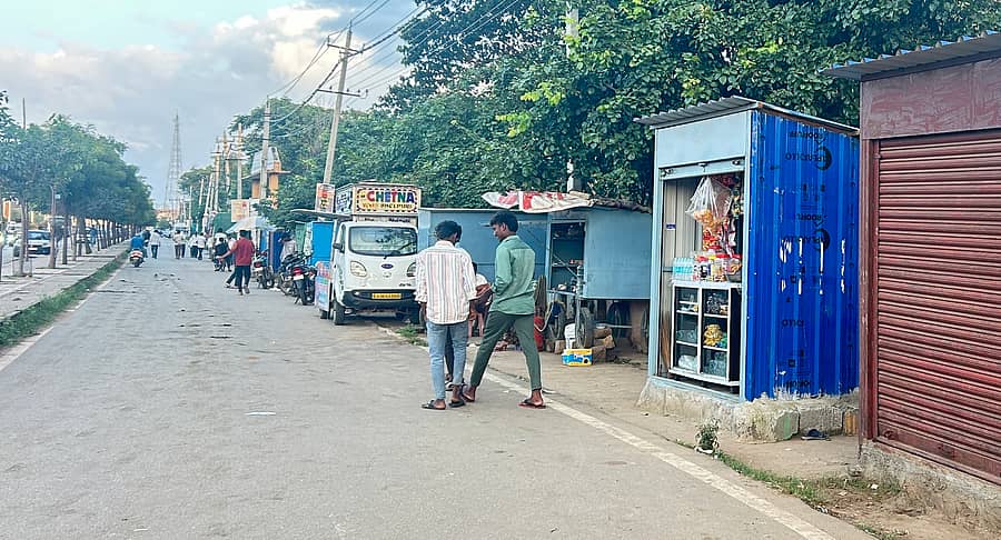 ಚಿತ್ರದುರ್ಗದ ವಿಜ್ಞಾನ ಕಾಲೇಜು ಮುಂಭಾಗದಲ್ಲಿರುವ ಪೆಟ್ಟಿ ಅಂಗಡಿಗಳು