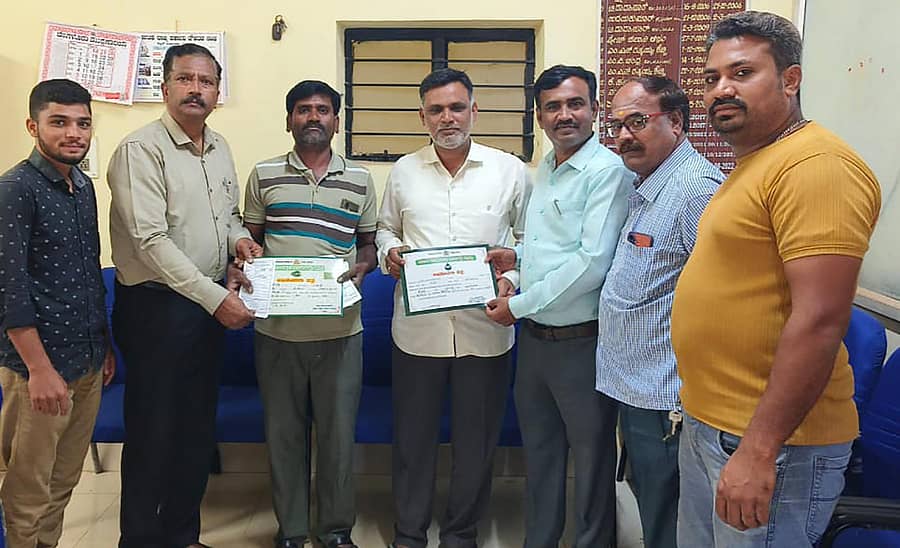 ಶಿಡ್ಲಘಟ್ಟ ಸರ್ಕಾರಿ ರೇಷ್ಮೆ ಗೂಡಿನ ಮಾರುಕಟ್ಟೆಯಲ್ಲಿ ಉತ್ತಮ ಬೆಲೆಗೆ ರೇಷ್ಮೆ ಗೂಡನ್ನು ಮಾರಿದ ರೈತರಿಗೆ ಹಾಗೂ ಖರೀದಿ ಮಾಡಿದ ರೀಲರ್‌ಗಳಿಗೆ ಪ್ರಮಾಣಪತ್ರ ವಿತರಿಸಲಾಯಿತು 