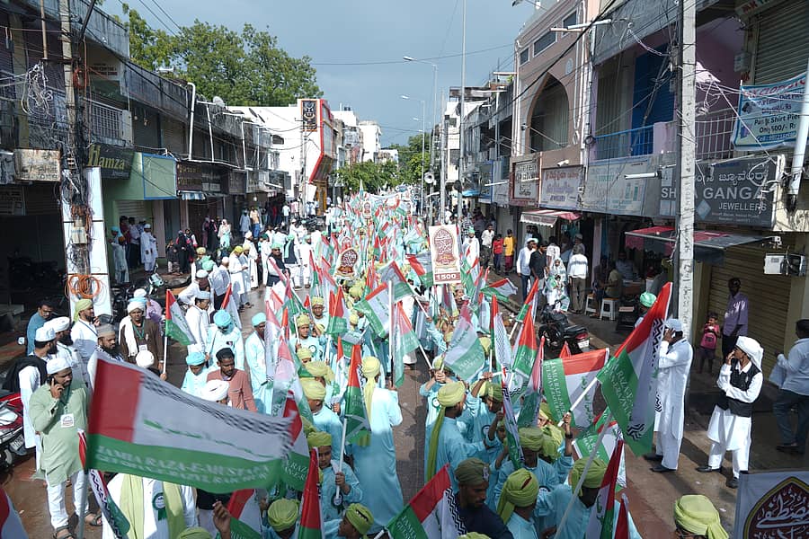 ಈದ್‌ ಮಿಲಾದ್‌ ಪ್ರಯುಕ್ತ ರಾಯಚೂರಲ್ಲಿ ಶುಕ್ರವಾರ ಮುಸ್ಲಿಮರು ಧಾರ್ಮಿಕ ಧ್ವಜ ಹಿಡಿದು ಮೆರವಣಿಗೆಯಲ್ಲಿ ಸಾಗಿದರು