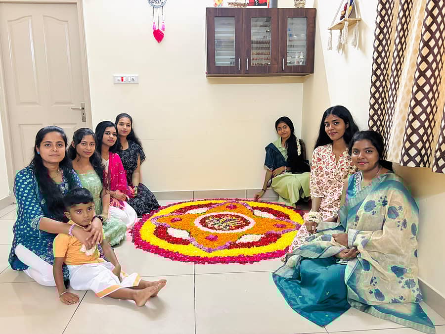 ಆನೇಕಲ್ ತಾಲ್ಲೂಕಿನ ಚಂದಾಪುರದ ಮನೆಯೊಂದರಲ್ಲಿ ಓಣಂ ಹಬ್ಬವನ್ನು ಆಚರಿಸಲಾಯಿತು