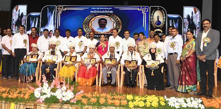 ಶಿವಮೊಗ್ಗ ಕುವೆಂಪು ರಂಗಮಂದಿರಲ್ಲಿ ಶುಕ್ರವಾರ ಆಯೋಜಿಸಿದ್ದ ಕಾರ್ಯಕ್ರಮದಲ್ಲಿ ಶಿಕ್ಷಕರನ್ನು ಸನ್ಮಾನಿಸಲಾಯಿತು
