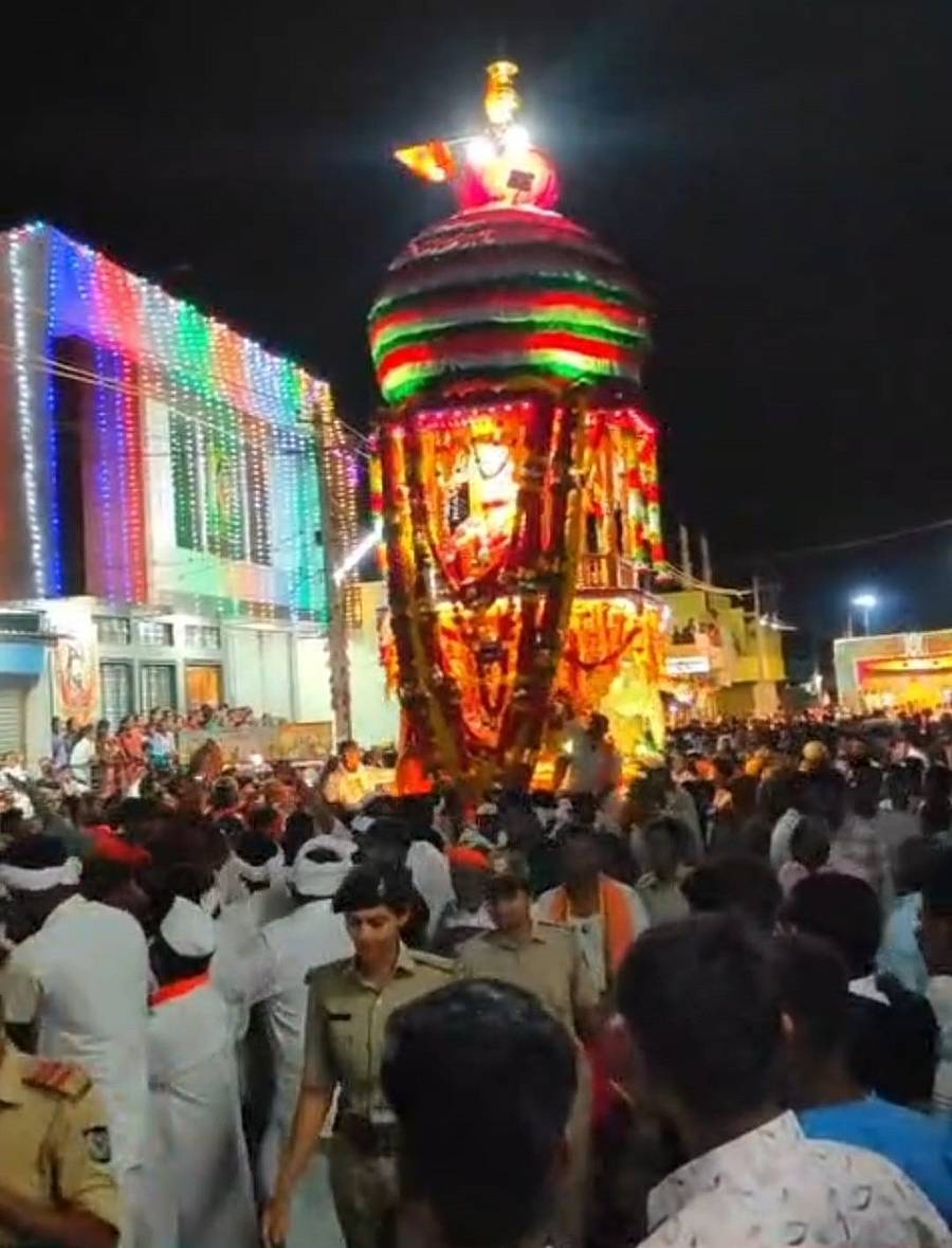 ಮಹಾಲಿಂಗಪುರ ಸಮೀಪದ ಚಿಮ್ಮಡ ಗ್ರಾಮದ ಪ್ರಭುಲಿಂಗೇಶ್ವರ ಜಾತ್ರೆಯಲ್ಲಿ ರಥೋತ್ಸವ ನಡೆಯಿತು