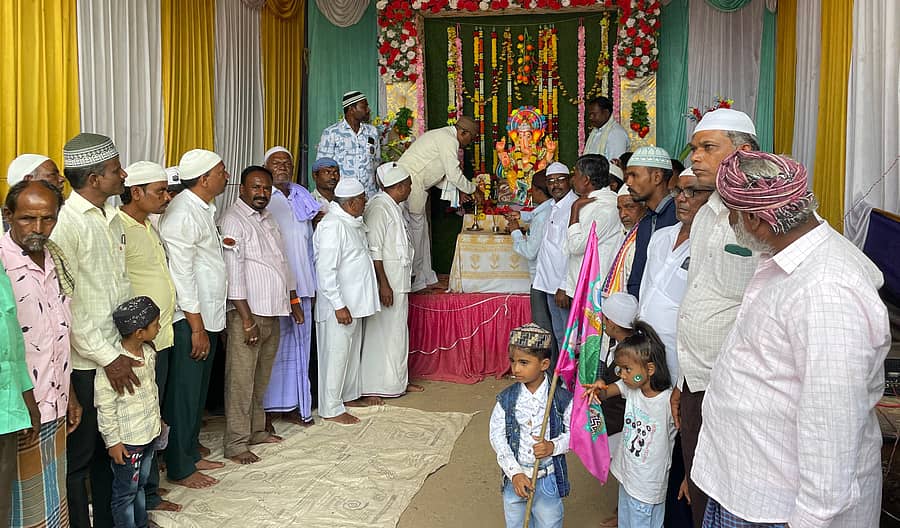 ಹಾವೇರಿ ತಾಲ್ಲೂಕಿನ ನೆಗಳೂರು ಗ್ರಾಮದಲ್ಲಿ ಮುಸ್ಲಿಮರು ಗಣಪತಿ ಮೂರ್ತಿಗೆ ಪೂಜೆ ಸಲ್ಲಿಸಿದರು