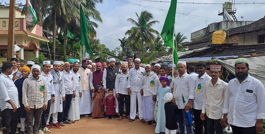 ಸೊರಬ ಪಟ್ಟಣದ ಹೊಸಪೇಟೆ ಬಡಾವಣೆಯಲ್ಲಿ ಪ್ರವಾದಿ ಮಹಮ್ಮದ್ ಪೈಗಂಬರ್ ಅವರ ಜನ್ಮದಿನದ ಅಂಗವಾಗಿ ಮುಸ್ಲಿಮರು ಈದ್ ಮಿಲಾದ್ ಹಬ್ಬ ಆಚರಿಸಿದರು