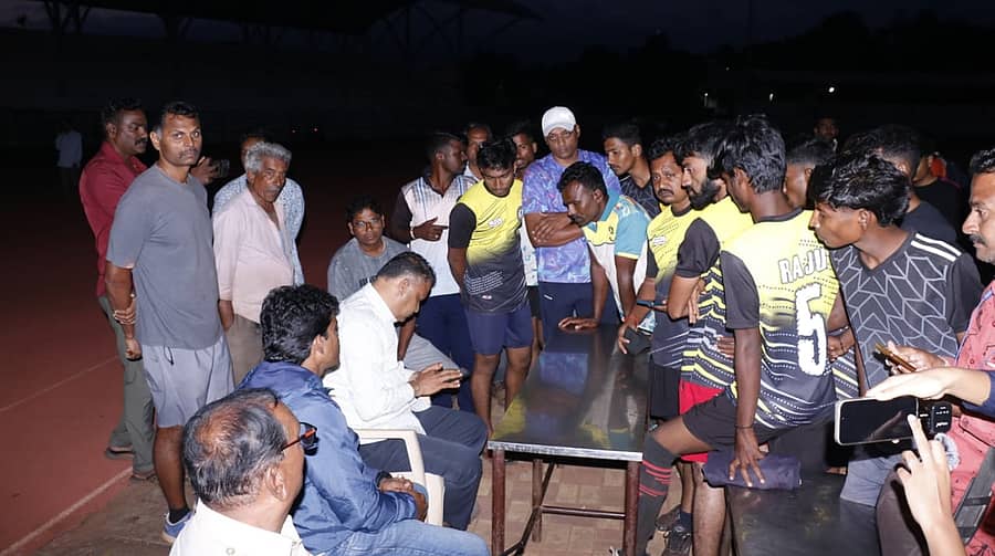 ಅವಕಾಶ ವಂಚಿತ ಕ್ರೀಡಾಪಟುಗಳು ಯುವ ಸಬಲೀಕರಣ ಮತ್ತು ಕ್ರೀಡಾ ಇಲಾಖೆ ಸಹಾಯಕ ನಿರ್ದೇಶಕ ಶರಣು ಗೋಗೇರಿ ಜತೆಗೆ ಮಾತಿನ ಚಕಮಕಿ ನಡೆಸಿದರು