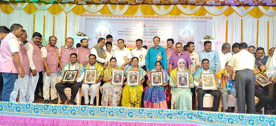 ಚಿಕ್ಕೋಡಿಯ ಪರಟಿ ನಾಗಲಿಂಗೇಶ್ವ ಕಲ್ಯಾಣ ಮಂಟಪದಲ್ಲಿ ಹಮ್ಮಿಕೊಂಡಿದ್ದ ಶಿಕ್ಷಕರ ದಿನಾಚರಣೆ ಕಾರ್ಯಕ್ರಮದಲ್ಲಿ ಚಿಕ್ಕೋಡಿ ಶೈಕ್ಷಣಿಕ ಜಿಲ್ಲಾಮಟ್ಟದ ಉತ್ತಮ ಶಿಕ್ಷಕ ಪ್ರಶಸ್ತಿಯನ್ನು ಶಿಕ್ಷಕರಿಗೆ ಶಾಸಕ ಗಣೇಶ ಹುಕ್ಕೇರಿ, ಡಿಡಿಪಿಐ ಆರ್.ಎಸ್. ಸೀತಾರಾಮು ಮುಂತಾದವರು ಪ್ರದಾನ ಮಾಡಿದರು