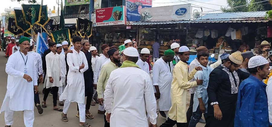 ಈದ್ ಮಿಲಾದ್ ಪ್ರಯುಕ್ತ ರಾಮನಗರದ ಐಜೂರು ರಸ್ತೆಯಲ್ಲಿ ಶುಕ್ರವಾರ ಮೆರವಣಿಗೆ ನಡೆಯಿತು