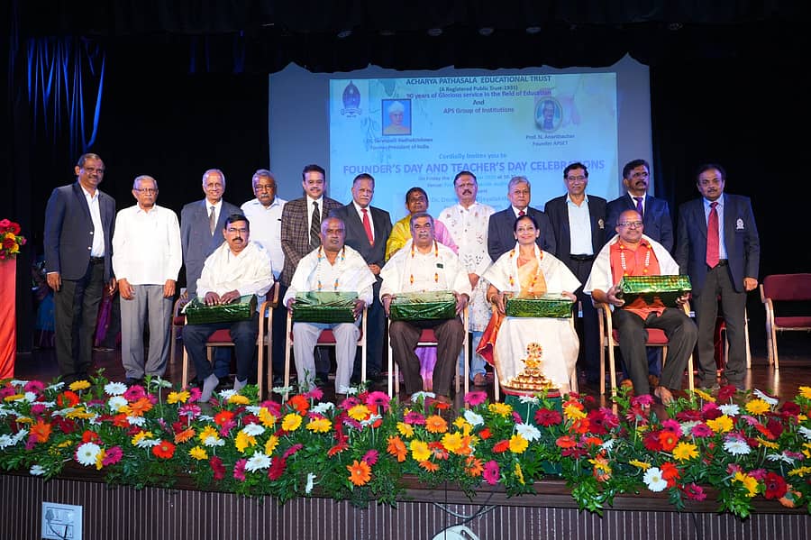 ಎನ್‌ಆರ್‌ ಕಾಲೋನಿಯ ಆಚಾರ್ಯ ಪಾಠಶಾಲಾ ವಾಣಿಜ್ಯ ಕಾಲೇಜಿನಲ್ಲಿ ಶುಕ್ರವಾರ ಏರ್ಪಡಿಸಿದ್ದ ಶಿಕ್ಷಕರ ದಿನಾಚರಣೆ ಕಾರ್ಯಕ್ರಮದಲ್ಲಿ ಅಧ್ಯಾಪಕರನ್ನು ಸನ್ಮಾನಿಸಲಾಯಿತು