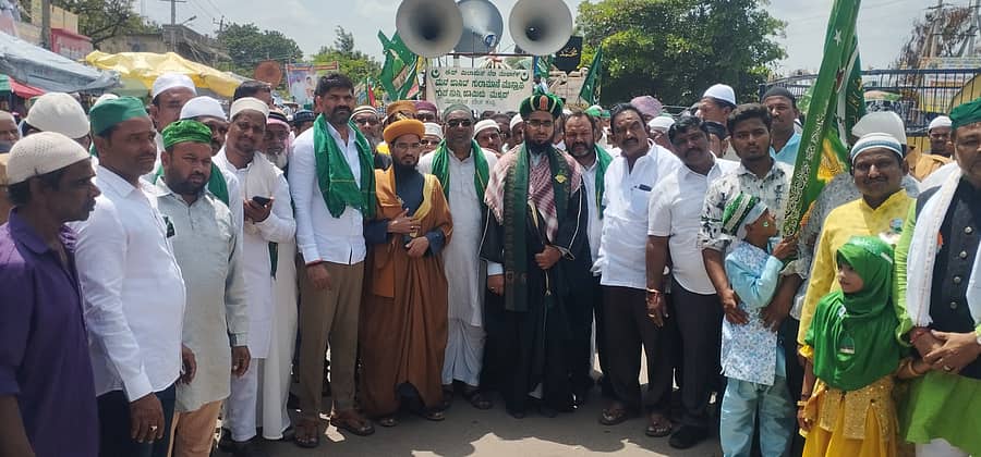 ಕಂಪ್ಲಿಯಲ್ಲಿ ಶುಕ್ರವಾರ ನಡೆದ ಈದ್‍ಮಿಲಾದ್ ಹಬ್ಬದ ಮೆರವಣಿಗೆಯಲ್ಲಿ ಮುಸ್ಲಿಂ ಧರ್ಮಗುರುಗಳು, ಶಾಸಕ ಜೆ.ಎನ್. ಗಣೇಶ್, ಸ್ಥಳೀಯ ಚುನಾಯಿತ ಪ್ರತಿನಿಧಿಗಳು ಭಾಗವಹಿಸಿದ್ದರು