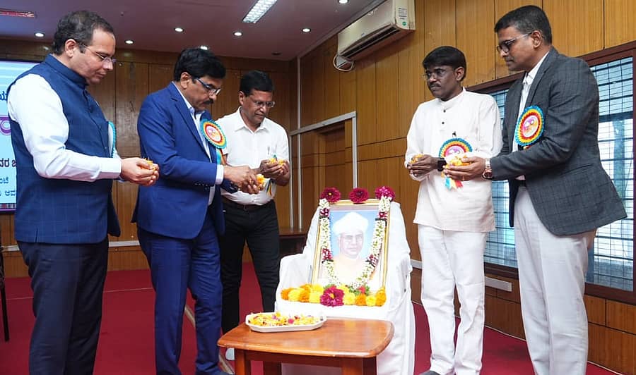 ತುಮಕೂರು ವಿ.ವಿ.ಯಲ್ಲಿ ಗುರುವಾರ ಹಮ್ಮಿಕೊಂಡಿದ್ದ ಶಿಕ್ಷಕರ ದಿನಾಚರಣೆ ಕಾರ್ಯಕ್ರಮದಲ್ಲಿ ಡಾ.ಸರ್ವಪಲ್ಲಿ ರಾಧಾಕೃಷ್ಣನ್‌ ಭಾವಚಿತ್ರಕ್ಕೆ ಪುಷ್ಪ ನಮನ ಸಲ್ಲಿಸಲಾಯಿತು. ಬೆಂಗಳೂರು ವಿ.ವಿ ಕುಲಪತಿ ಪ್ರೊ.ಎಂ.ಜಯಕರ ಶೆಟ್ಟಿ, ವಿ.ವಿ ಕುಲಪತಿ ಪ್ರೊ.ಎಂ.ವೆಂಕಟೇಶ್ವರಲು, ಕುಲಸಚಿವರಾದ ಪ್ರೊ.ಎಂ.ಕೊಟ್ರೇಶ್, ಪ್ರೊ.ಎನ್.ಸತೀಶ್‌ಗೌಡ ಇತರರು ಉಪಸ್ಥಿತರಿದ್ದರು