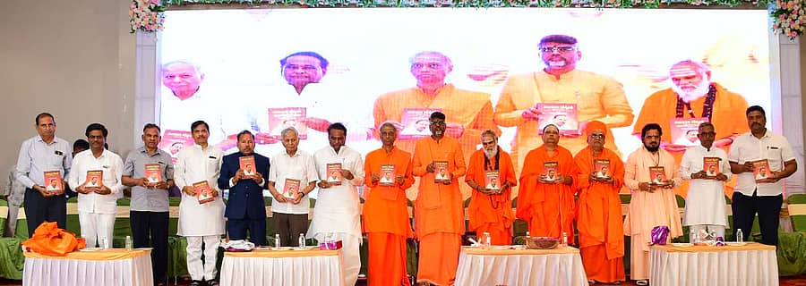 ಕಲಬುರಗಿಯ ಎಸ್.ಬಿ. ಕನ್ವೆನ್ಷನ್ ಸಭಾಂಗಣದಲ್ಲಿ ಶುಕ್ರವಾರ ನಡೆದ ನಿವೃತ್ತ ಅಪರ ನಿಬಂಧಕ ಶರಣಬಸಪ್ಪ ಬೆಣ್ಣೂರ ಕುರಿತು ಪತ್ರಕರ್ತ ಗುಂಡೂರಾವ ಕಡಣಿ ಸಂಪಾದಕತ್ವದ ಸಹಕಾರ ಜ್ಯೋತಿ ಅಭಿನಂದನಾ ಗ್ರಂಥವನ್ನು ಬಿಡುಗಡೆಗೊಳಿಸಲಾಯಿತು