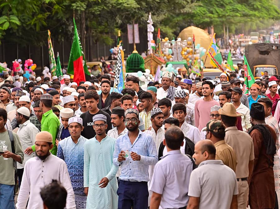 ಪುರಭವನದ ಬಳಿ ಶುಕ್ರವಾರ ಈದ್ ಮಿಲಾದ್ ಅಂಗವಾಗಿ ಮುಸ್ಲಿಂ ಬಾಂಧವರು ಮೆರವಣಿಗೆ ನಡೆಸಿದರು. ಪ್ರಜಾವಾಣಿ ಚಿತ್ರ/ ಪ್ರಶಾಂತ್ ಎಚ್.ಜಿ.