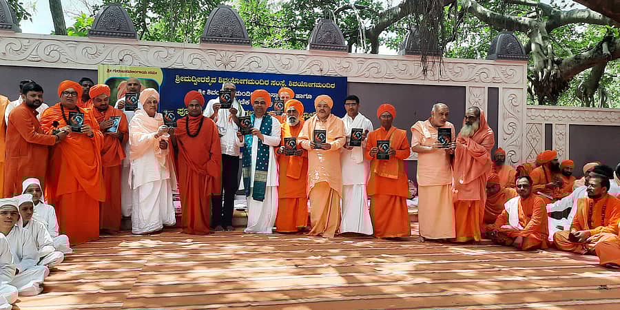 ಬಾದಾಮಿ ಸಮೀಪದ ಶಿವಯೋಗಮಂದಿರದಲ್ಲಿ ನಡೆದ ಹಾನಗಲ್ ಕುಮಾರ ಶ್ರೀ ಜಯಂತಿ ಮಹೋತ್ಸವದ ಸಮಾರಂಭದಲ್ಲಿ ಶ್ರೀಕಂಠ ಚೌಕಿಮಠ ರಚಿಸಿದ ‘ಬೆಂಕಿ ಹಚ್ಚುವುದು ಸುಲಭ, ಆರಿಸುವುದು ಕಷ್ಟ!’ ಪುಸ್ತಕವನ್ನು ಫಕೀರೇಶ್ವರ ದಿಂಗಾಲೇಶ್ವರ ಸ್ವಾಮೀಜಿ ಬಿಡುಗಡೆ ಮಾಡಿದರು