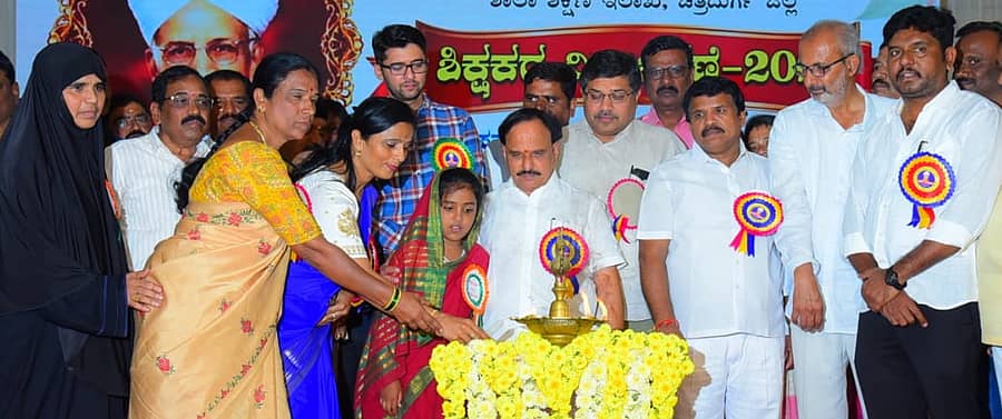 ಚಿತ್ರದುರ್ಗದ ಕೆಇಬಿ ಸಮುದಾಯ ಭವನದಲ್ಲಿ ಶುಕ್ರವಾರ ನಡೆದ ಶಿಕ್ಷಕರ ದಿನಾಚರಣೆಯನ್ನು ಜಿಲ್ಲಾ ಉಸ್ತುವಾರಿ ಸಚಿವ ಡಿ.ಸುಧಾಕರ್‌ ಉದ್ಘಾಟಿಸಿದರು