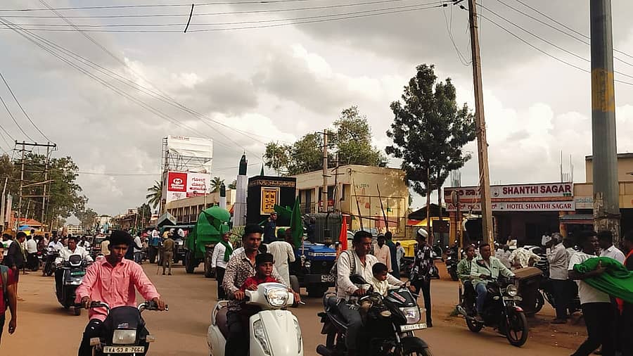 ಈದ್-ಮಿಲಾದ್ ಪ್ರಯುಕ್ತ ವಿಜಯಪುರದ ಪ್ರಮುಖ ರಸ್ತೆಗಳಲ್ಲಿ ಮುಸ್ಲಿಮರು ಸಾಮೂಹಿಕ ಮೆರವಣಿಗೆ ನಡೆಸಿದರು