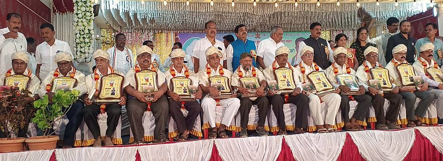 ಜಗಳೂರಿನಲ್ಲಿ ಶುಕ್ರವಾರ ನಡೆದ ಶಿಕ್ಷಕರ ದಿನಾಚರಣೆ ಸಮಾರಂಭದಲ್ಲಿ ನಿವೃತ್ತ ಶಿಕ್ಷಕರು ಹಾಗೂ ನಿವೃತ್ತ ಉಪನ್ಯಾಸಕರನ್ನು ಶಾಸಕ ಬಿ. ದೇವೇಂದ್ರಪ್ಪ ಸನ್ಮಾನಿಸಿದರು 