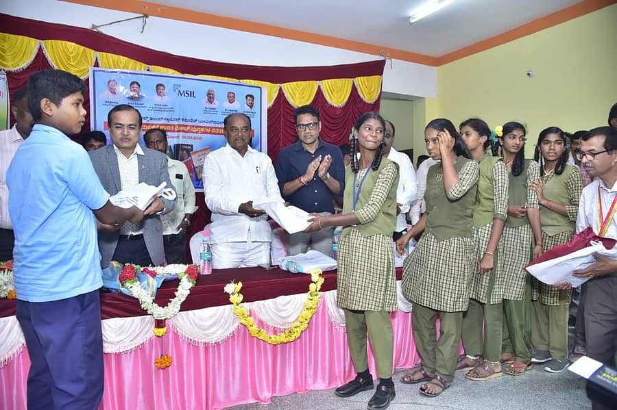 <div class="paragraphs"><p>ಚಾಮರಾಜನಗರ ತಾಲ್ಲೂಕಿನ ಚಂದಕವಾಡಿ ಕರ್ನಾಟಕ ಪಬ್ಲಿಕ್ ಶಾಲೆ, ಆಲೂರು ಹಾಗೂ ಮಂಗಲ ಸರ್ಕಾರಿ ಶಾಲೆಗಳಲ್ಲಿ ಶಾಸಕ ಪುಟ್ಟರಂಗಶೆಟ್ಟಿ ವಿದ್ಯಾರ್ಥಿಗಳಿಗೆ ನೋಟ್‌ಬುಕ್ ವಿತರಿಸಿದರು.</p></div>