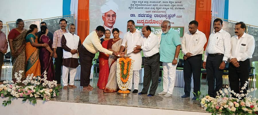 ಜಪ್ಪಿನಮೊಗರು ಪ್ರೆಸ್ಟೀಜ್ ಶಾಲೆ ಸಭಾಭವನದಲ್ಲಿ ನಡೆದ ಶಿಕ್ಷಕ ದಿನಾಚರಣೆಯಲ್ಲಿ ಸ್ಪೀಕರ್ ಯು.ಟಿ.ಖಾದರ್ ದೀಪ ಬೆಳಗಿದರು