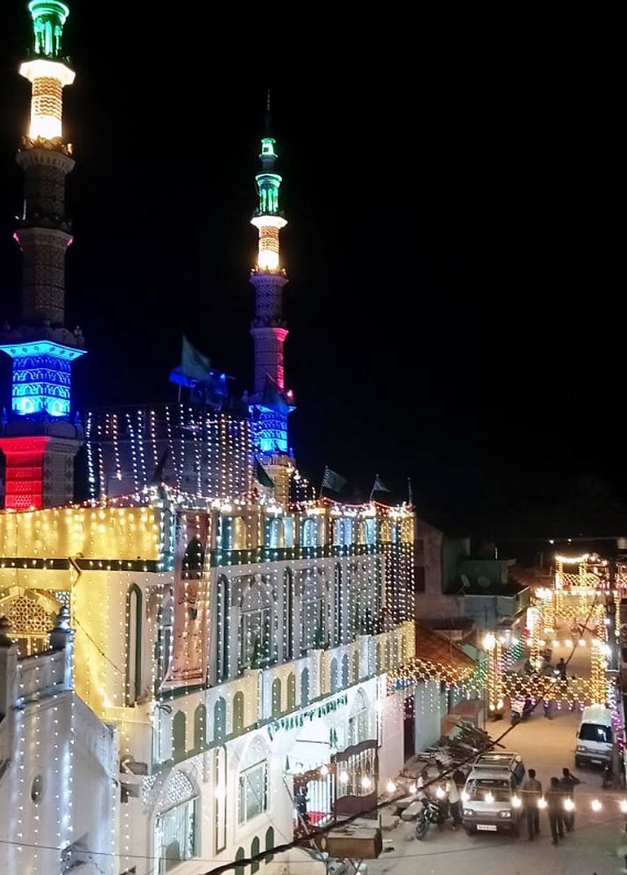 ಯಳಂದೂರು ತಾಲ್ಲೂಕಿನ ಮಾಂಬಳ್ಳಿ ಗ್ರಾಮದ ಮಸೀದಿ ಮಿನಾರ್‌ಗಳು ಶುಕ್ರವಾರ ರಾತ್ರಿ ವಿದ್ಯುತ್ ದೀಪಗಳ ಅಲಂಕಾರದಿಂದ ಕಂಗೊಳಿಸಿದವು
