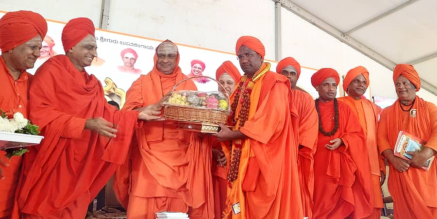 ಸಿದ್ದಲಿಂಗ ಸ್ವಾಮೀಜಿಯವರನ್ನು ಶಿವರಾತ್ರಿ ದೇಶಿಕೇಂದ್ರ ಸ್ವಾಮೀಜಿ ಪುರಸ್ಕರಿಸಿದರು. ಅನ್ನದಾನೀಶ್ವರ ಸ್ವಾಮೀಜಿ, ಮುಮ್ಮಡಿ ನಿರ್ವಾಣ ಸ್ವಾಮೀಜಿ, ಮಹಾಂತ ಸ್ವಾಮೀಜಿ ಉಪಸ್ಥಿತರಿದ್ದರು