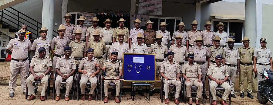 ವಶಪಡಿಸಿಕೊಂಡ ಚಿನ್ನಾಭರಣ ಜೊತೆ ಡಿವೈಎಸ್ ಪಿ. ವೀರಯ್ಯ ಹಿರೇಮಠ, ಸಿಪಿಐ ಶಿವಾನಂದ ಗುಡಗನಟ್ಟಿ, ಎಸ್ಐ ಪ್ರವೀಣ ಗಂಗೋಳ, ಈರಪ್ಪ ರಿತ್ತಿ ಮತ್ತು ಸಿಬ್ಬಂದಿ