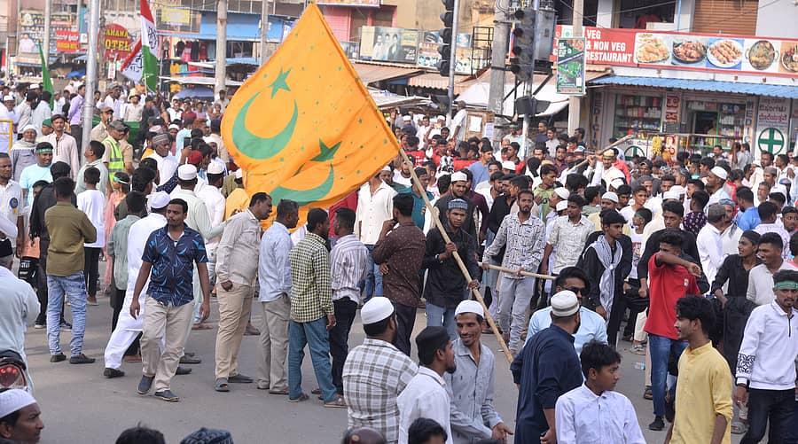 ಕೋಲಾರದಲ್ಲಿ ಈದ್ ಮಿಲಾದ್ ಹಬ್ಬದ ಅಂಗವಾಗಿ ಶುಕ್ರವಾರ ಮುಸ್ಲಿಂ ಸಮುದಾಯದವರು ಮೆರವಣಿಗೆ ಹಮ್ಮಿಕೊಂಡಿದ್ದರು