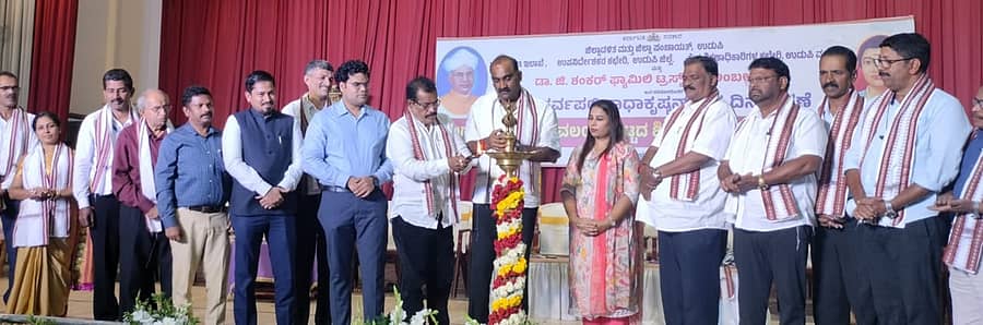ಅಂಬಲಪಾಡಿಯ ಶ್ಯಾಮಿಲಿ ಸಭಾಂಗಣದಲ್ಲಿ ಶುಕ್ರವಾರ ಶಿಕ್ಷಕರ ದಿನಾಚರಣೆ ಕಾರ್ಯಕ್ರಮ ಜರುಗಿತು