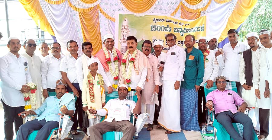ಕುರುಗೋಡು ಸಮೀಪದ ಸಿರಿಗೇರಿ ಗ್ರಾಮದಲ್ಲಿ ಶುಕ್ರವಾರ ಆಯೋಜಿಸಿದ್ದ ಶಿಬಿರದಲ್ಲಿ ಯುವಕರು ರಕ್ತದಾನ ಮಾಡಿದರು