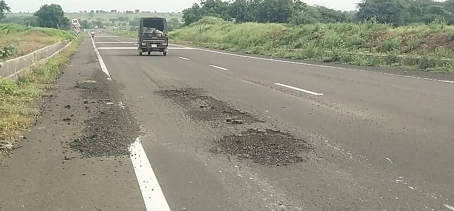 ಅಫಜಲಪುರ ತಾಲೂಕಿನ ಬಳ್ಳೂರ್ಗಿ ಗ್ರಾಮದ ಹತ್ತಿರ ರಾಷ್ಟ್ರೀಯ ಹೆದ್ದಾರಿ ಬೈಪಾಸ್ ರಸ್ತೆ ನಿರ್ಮಾಣ ಹಂತದಲ್ಲಿಯೇ ಹಾಳಾಗಿ ಹೋಗುತ್ತಿರುವುದು