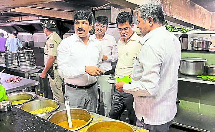 <div class="paragraphs"><p>ಬೆಂಗಳೂರು ಜಿಲ್ಲಾಧಿಕಾರಿ ಕಚೇರಿ ಕ್ಯಾಂಟಿನ್‌ಗೆ ಜಿ.ಜಗದೀಶ್‌ ಭೇಟಿ ನೀಡಿ ಪರಿಶೀಲನೆ ನಡೆಸಿದರು.</p></div>