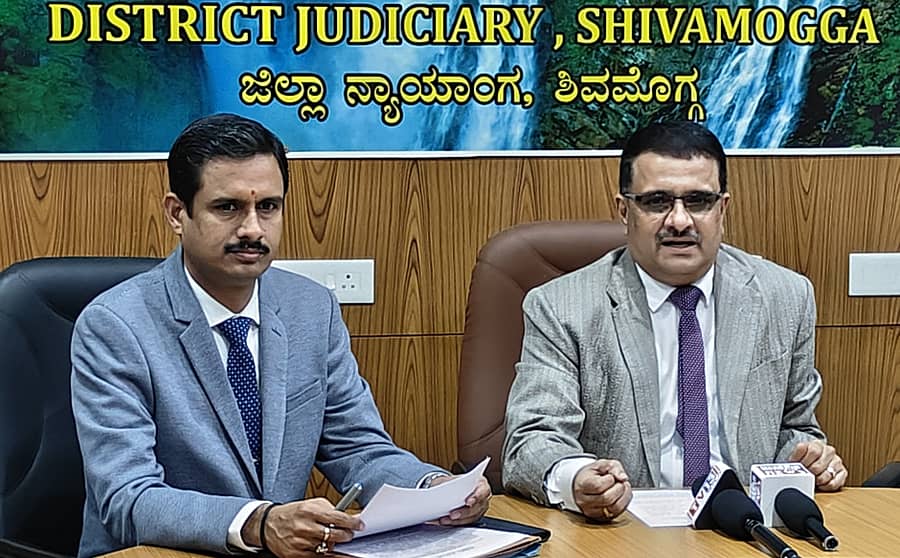 ಜಿಲ್ಲಾ ಮತ್ತು ಸೆಷನ್ಸ್ ನ್ಯಾಯಾಧೀಶ ಮಂಜುನಾಥ ನಾಯಕ್, ಹಿರಿಯ ಸಿವಿಲ್ ನ್ಯಾಯಾಧೀಶ ಎಂ.ಎಸ್. ಸಂತೋಷ್ ಮಾಹಿತಿ ನೀಡಿದರು