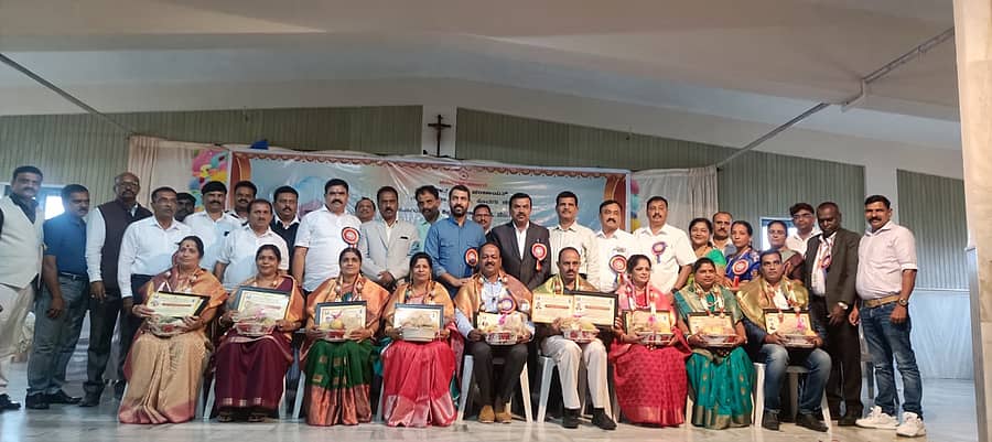 ಜಿಲ್ಲಾಮಟ್ಟದ ಅತ್ಯುತ್ತಮ ಶಿಕ್ಷಕ ಪ್ರಶಸ್ತಿಯನ್ನು 9 ಮಂದಿಗೆ ಪ್ರದಾನ ಮಾಡಲಾಯಿತು
